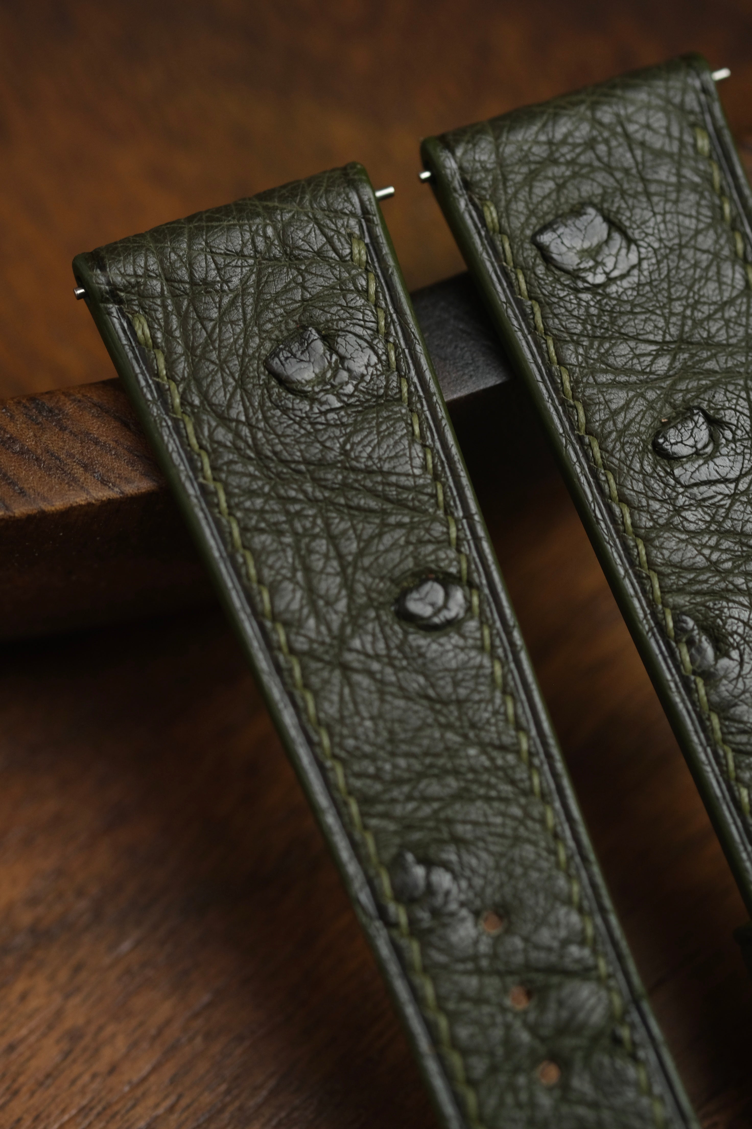 Correa de piel de avestruz verde militar