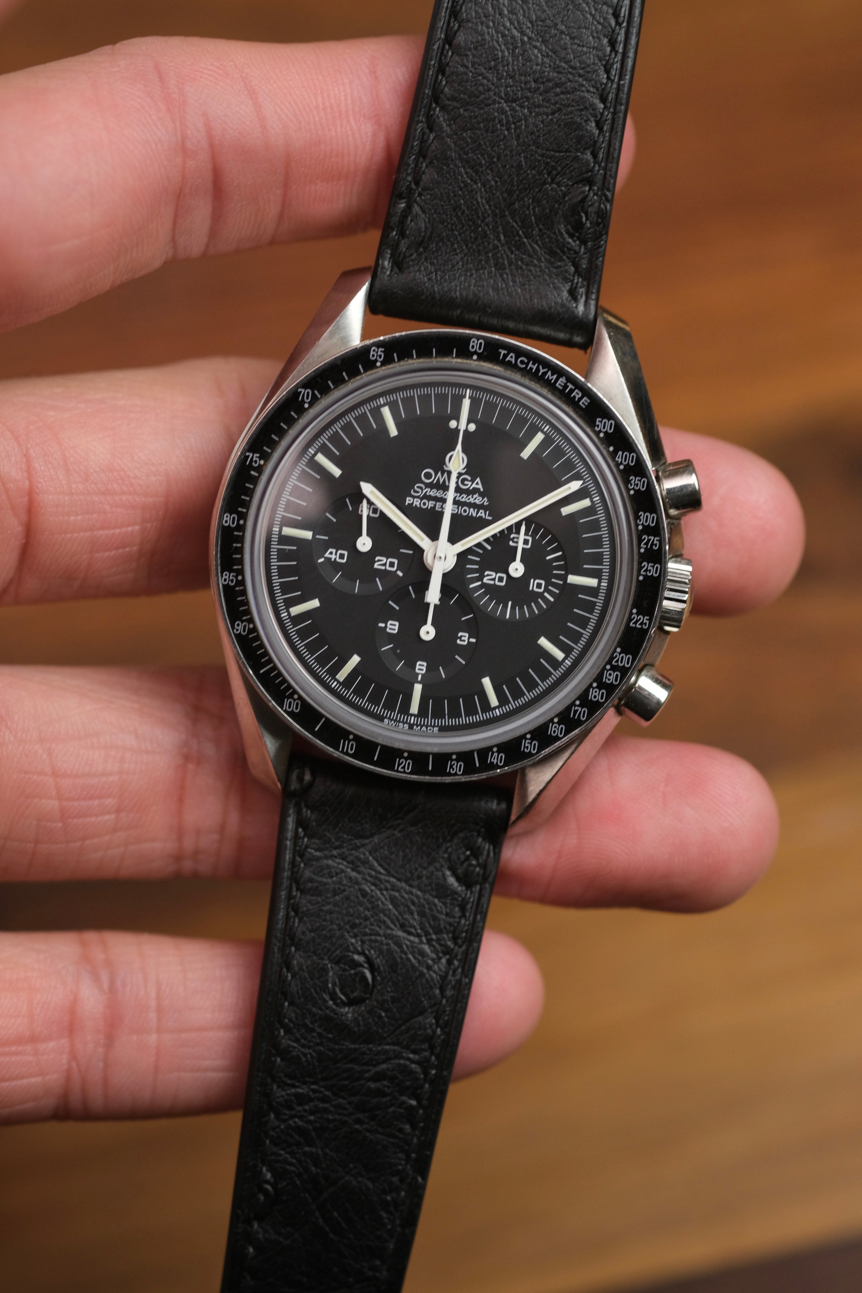 Correa de piel de avestruz negra