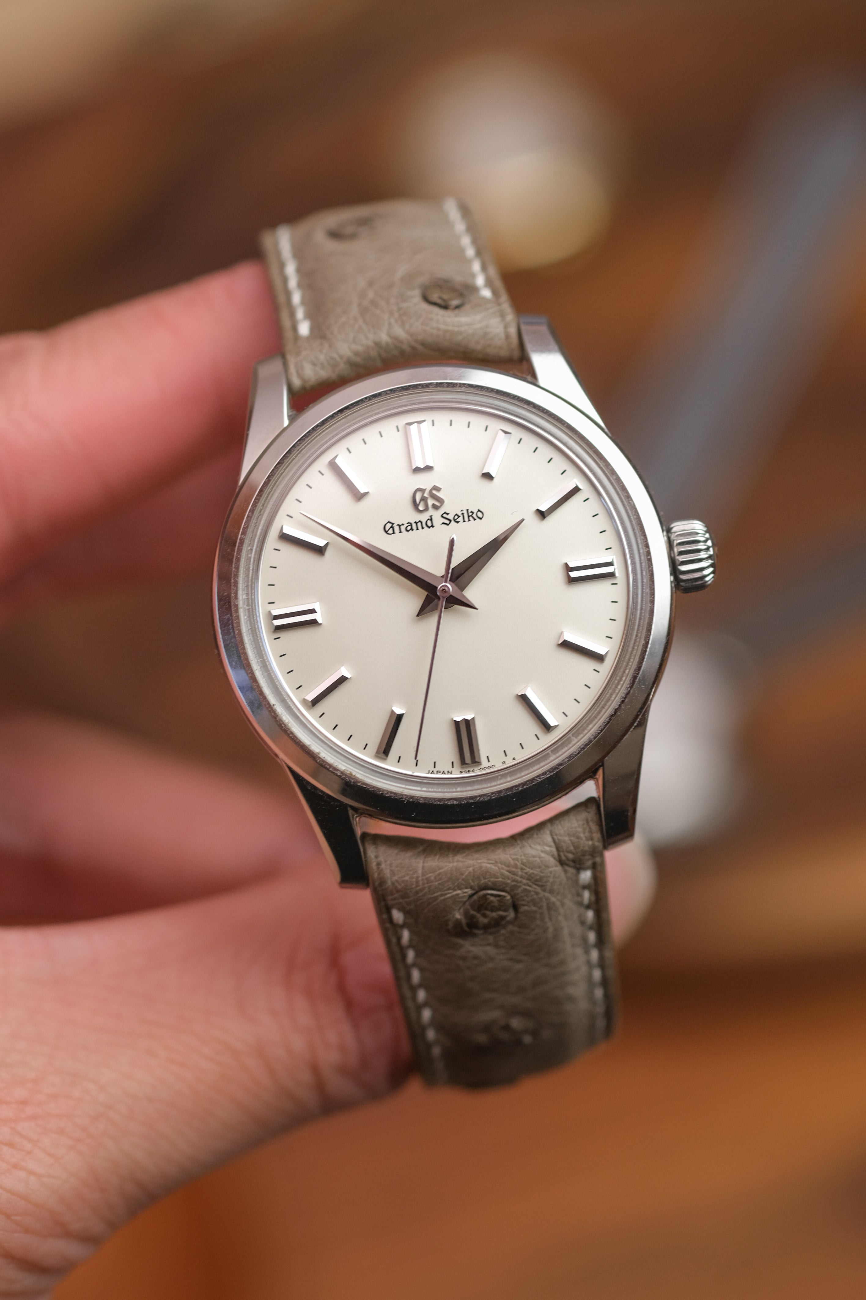 Correa de piel de avestruz color topo