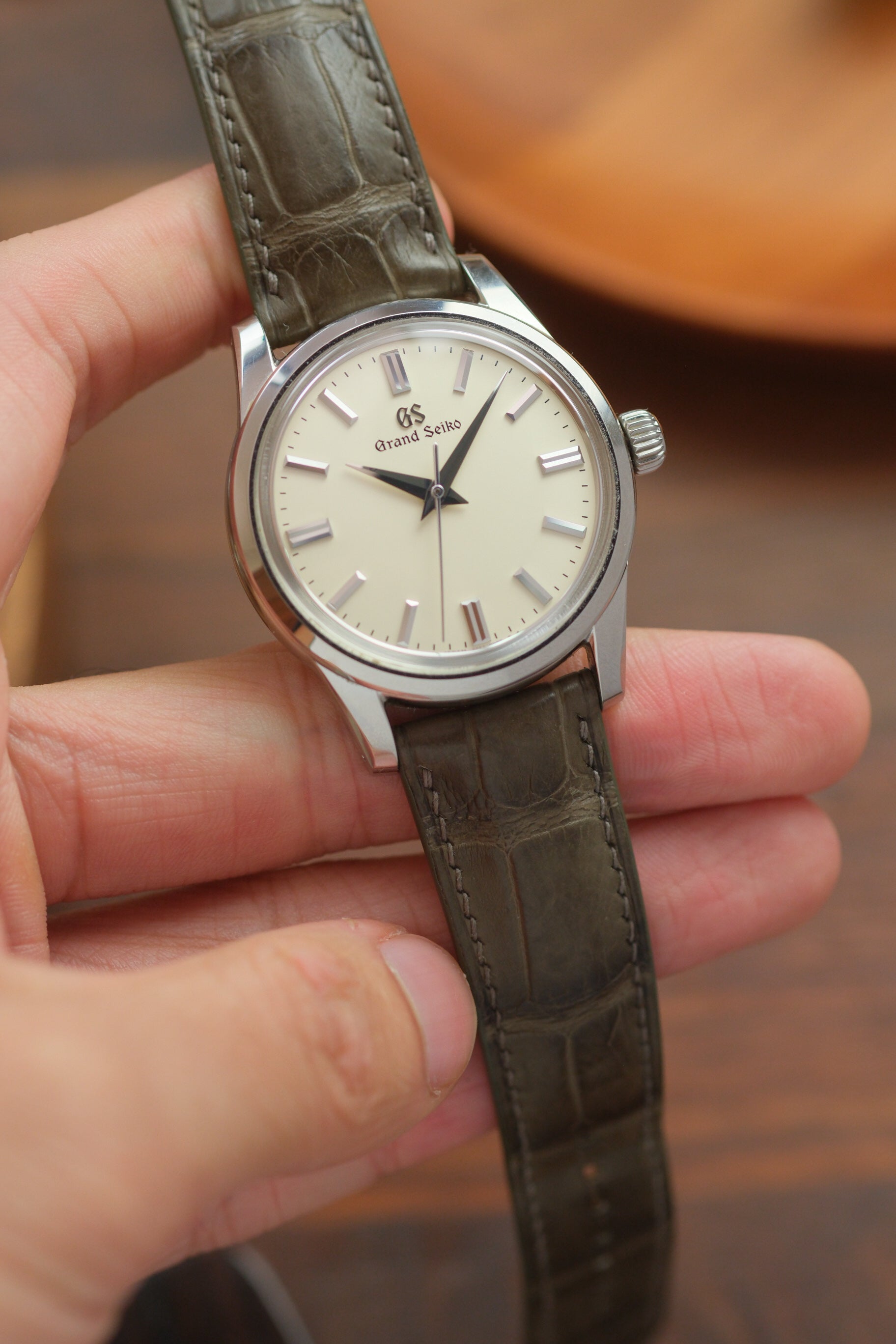 Correa de piel de caimán gris elefante