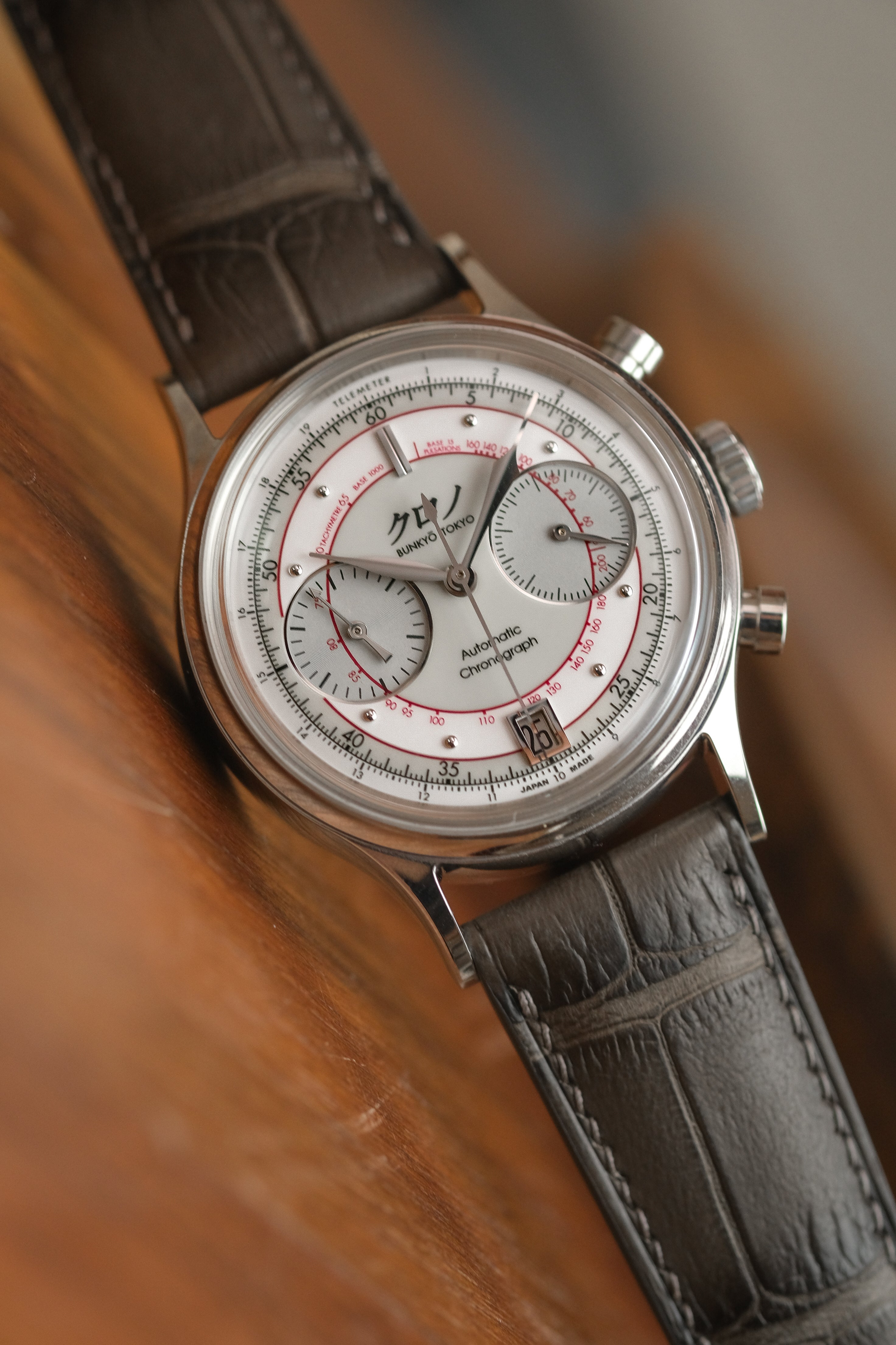 Correa de piel de caimán gris elefante