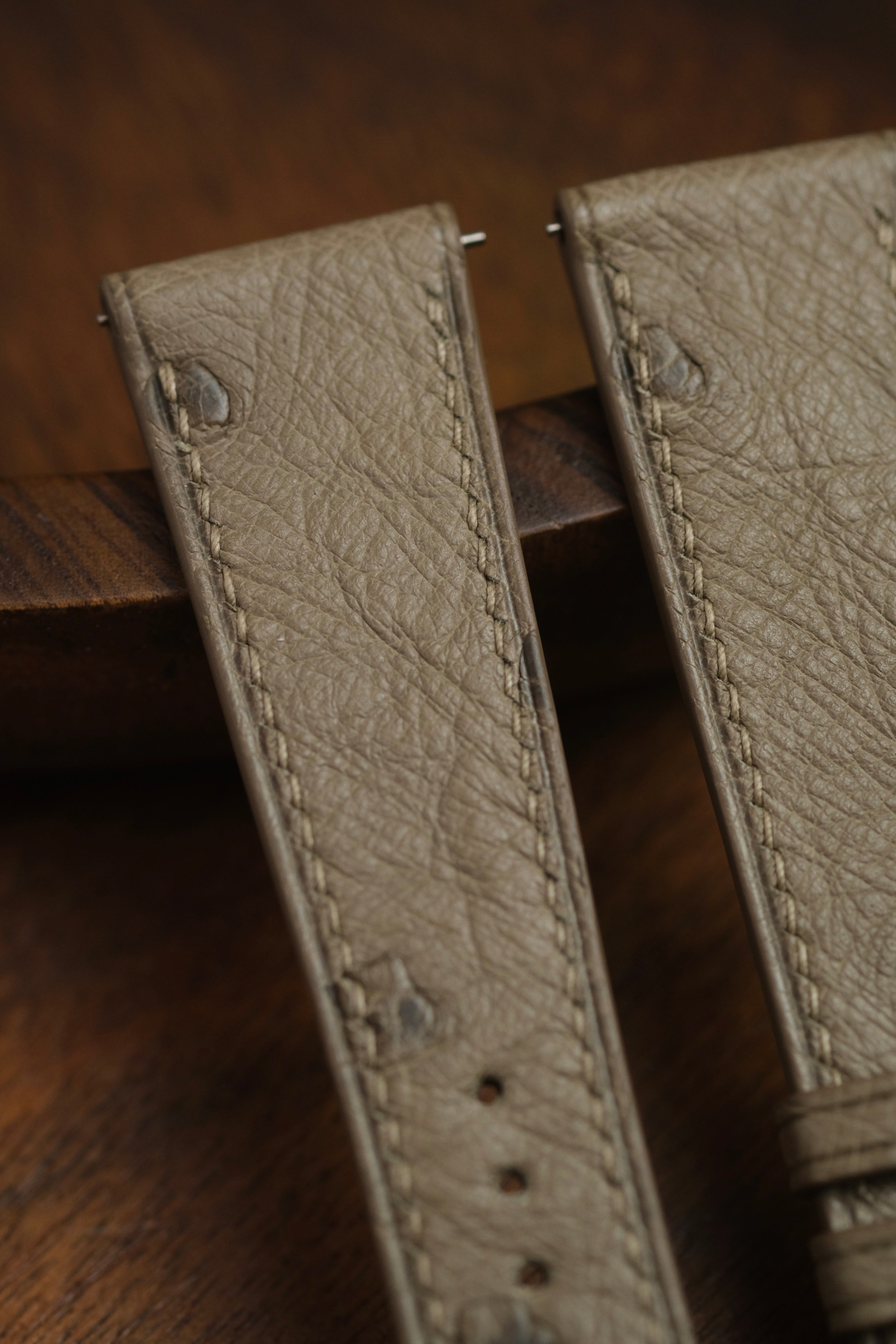 Correa de piel de avestruz color topo