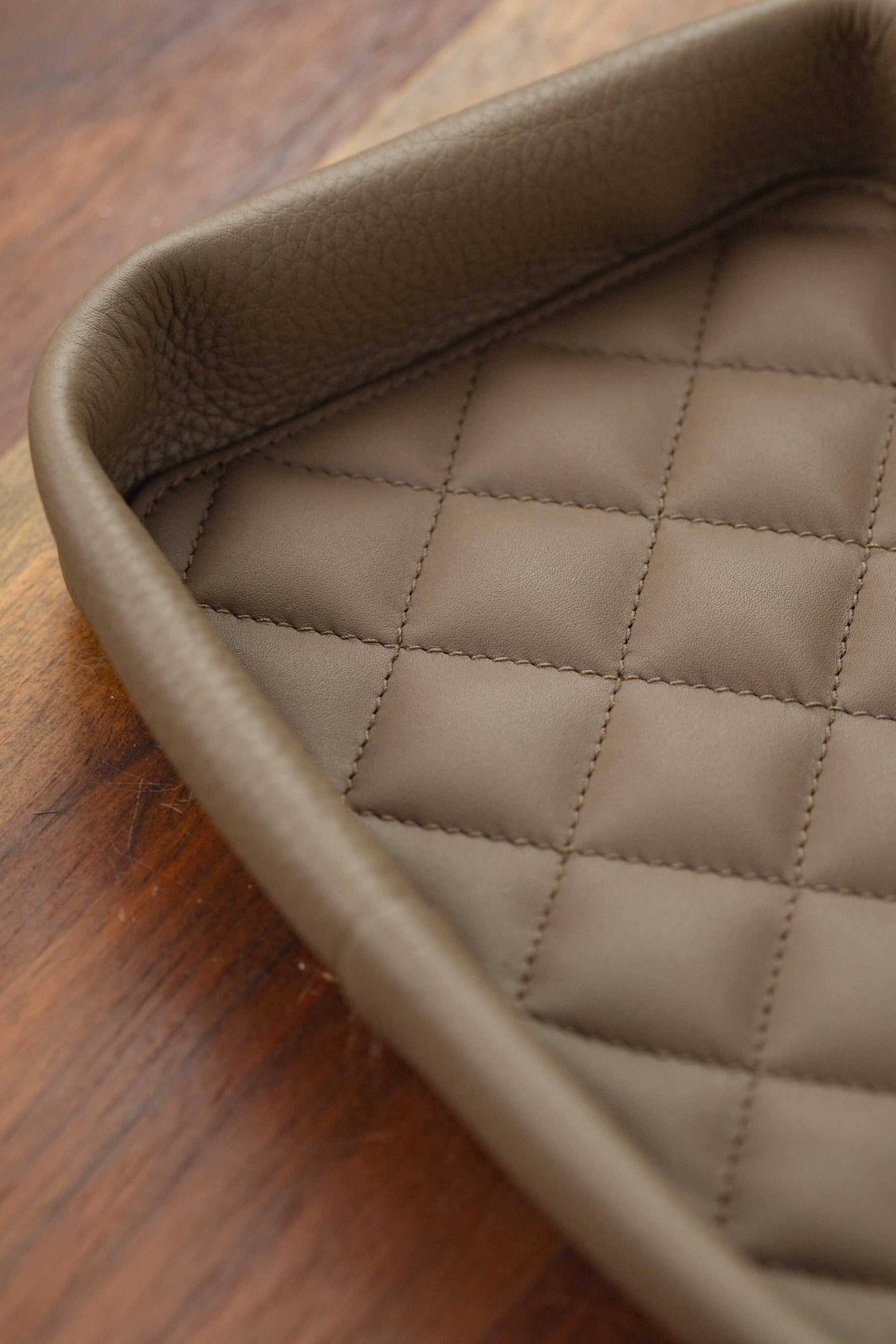 Bandeja de valet dorada de Epsom