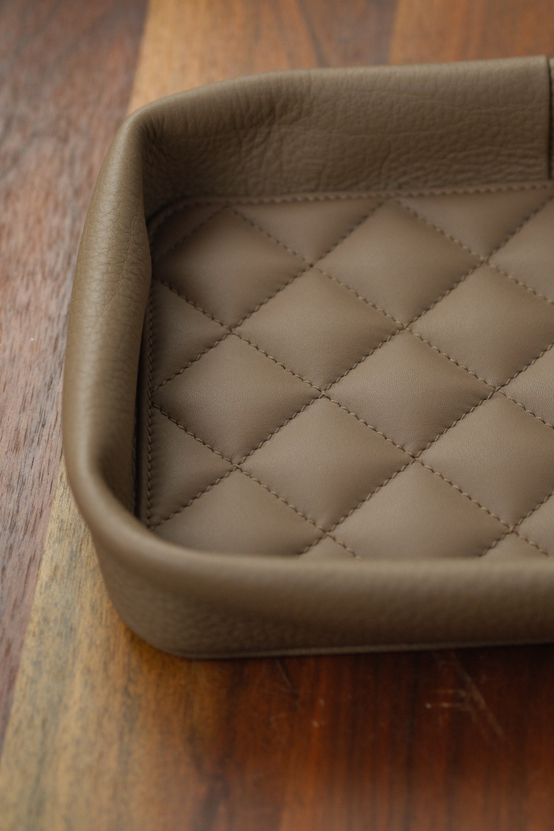 Bandeja de valet dorada de Epsom