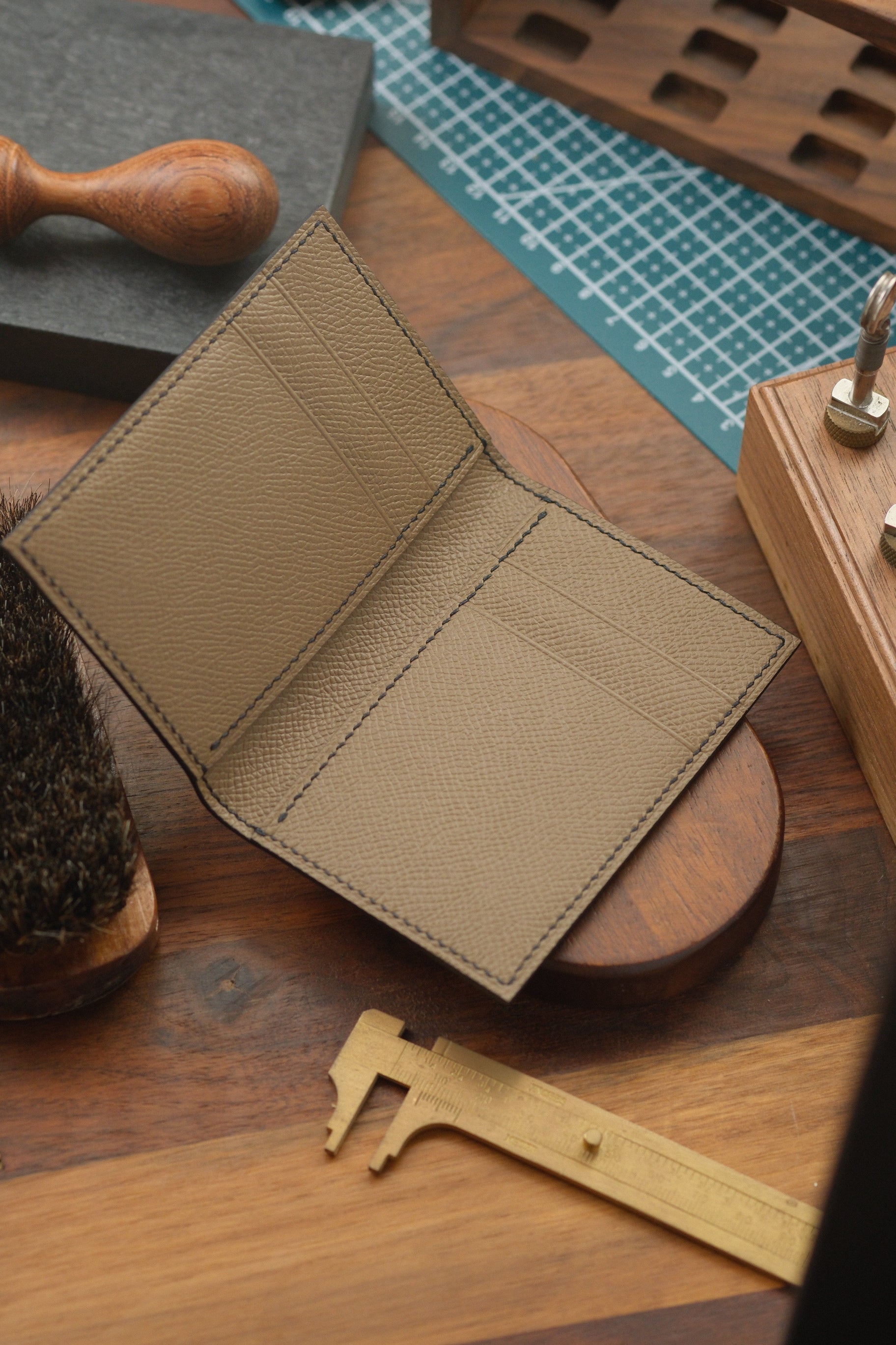 A01 - Bifold Cardholder (Black Alligator & Taupe Epsom) - Artisan Straps
