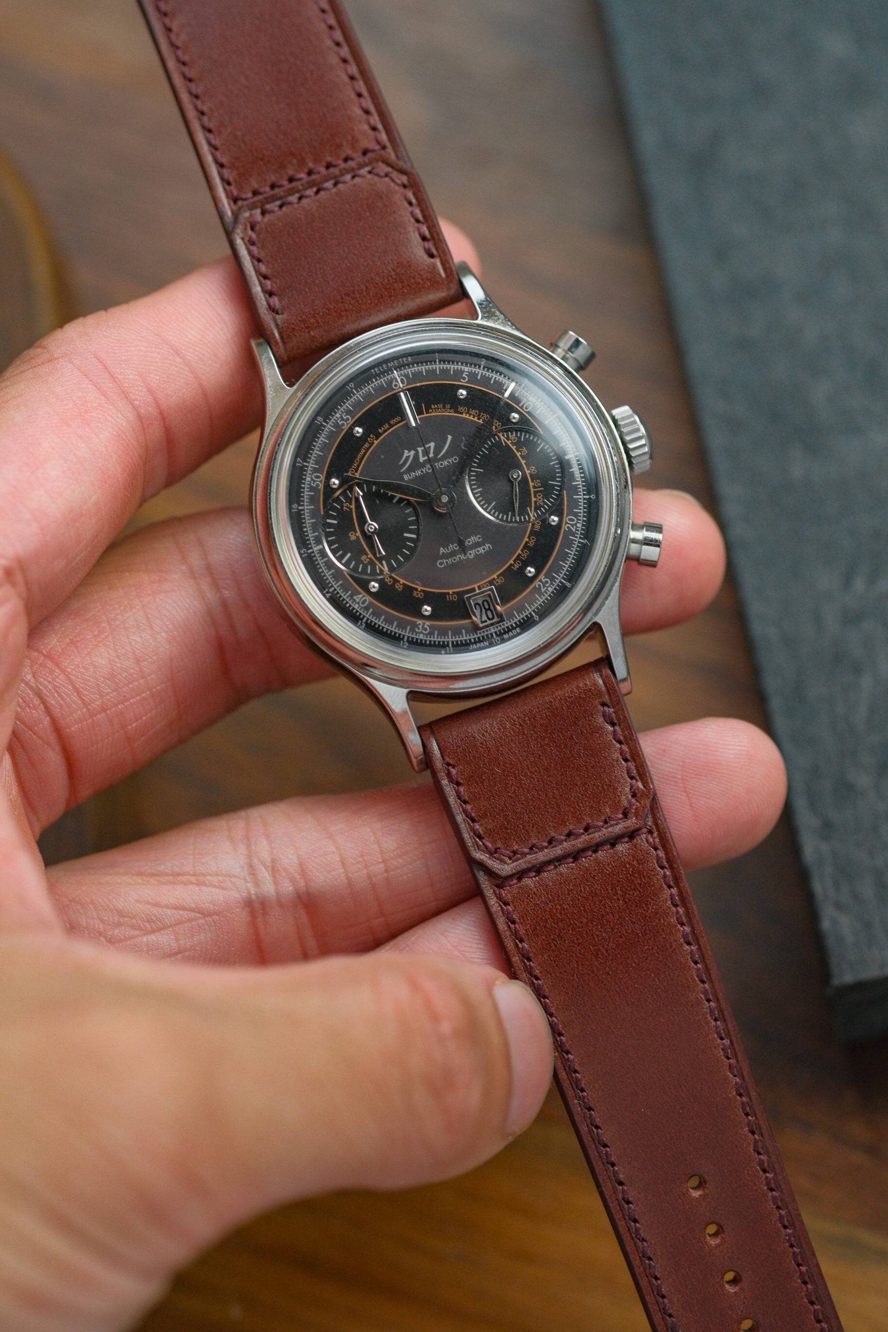 Correa de solapa plegada de cordobán con concha roja granate