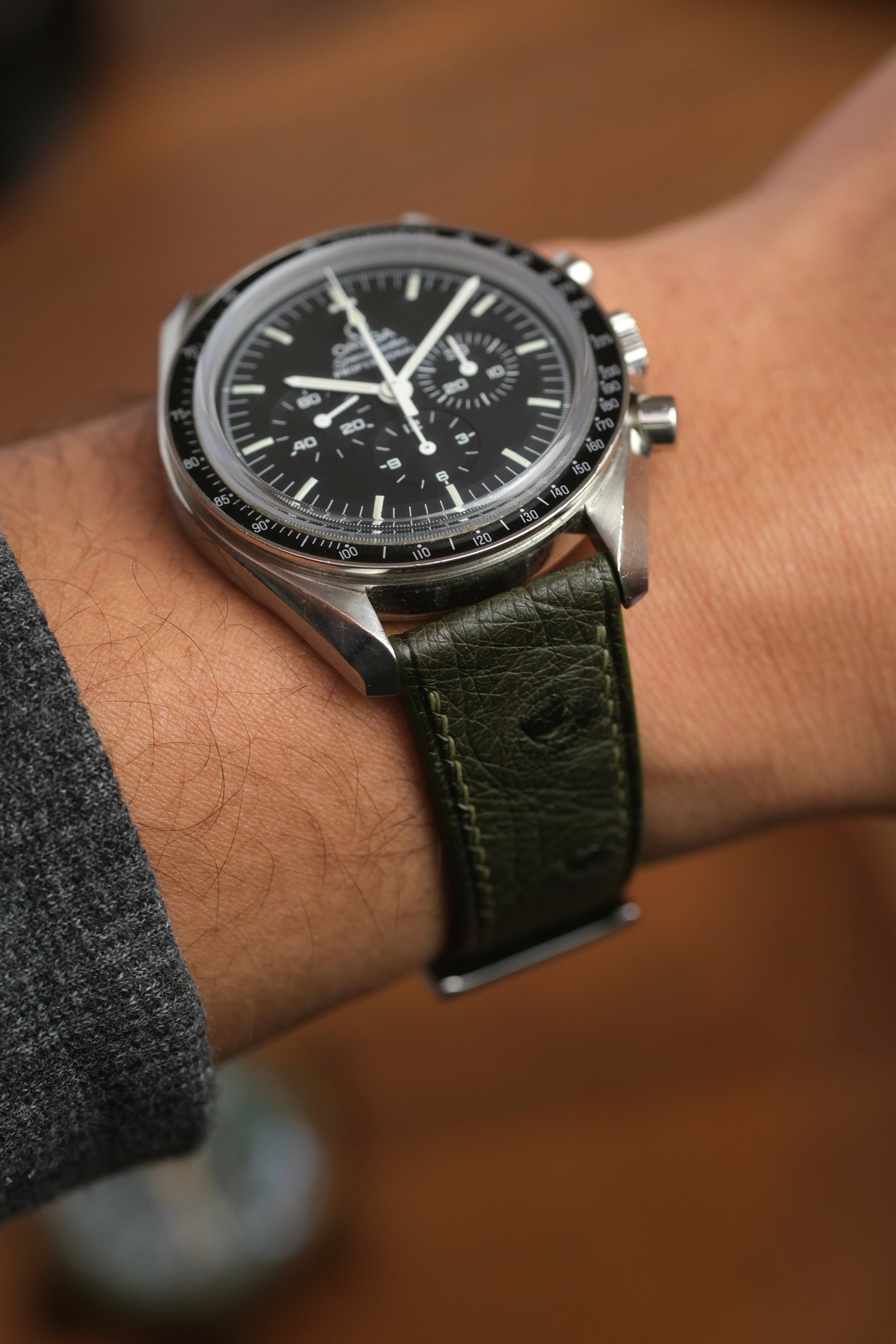 Correa de piel de avestruz verde militar