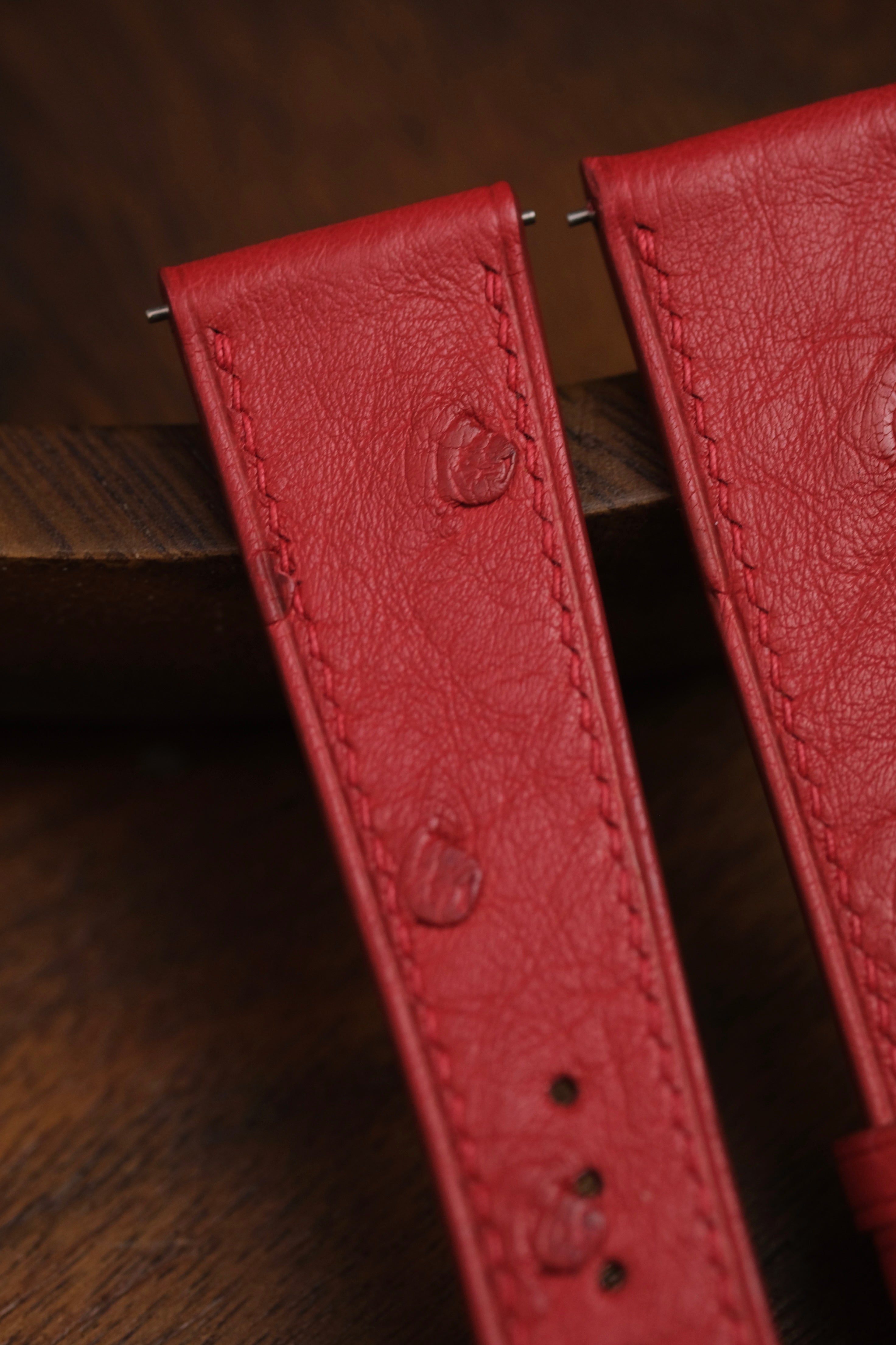 Correa de piel de avestruz roja