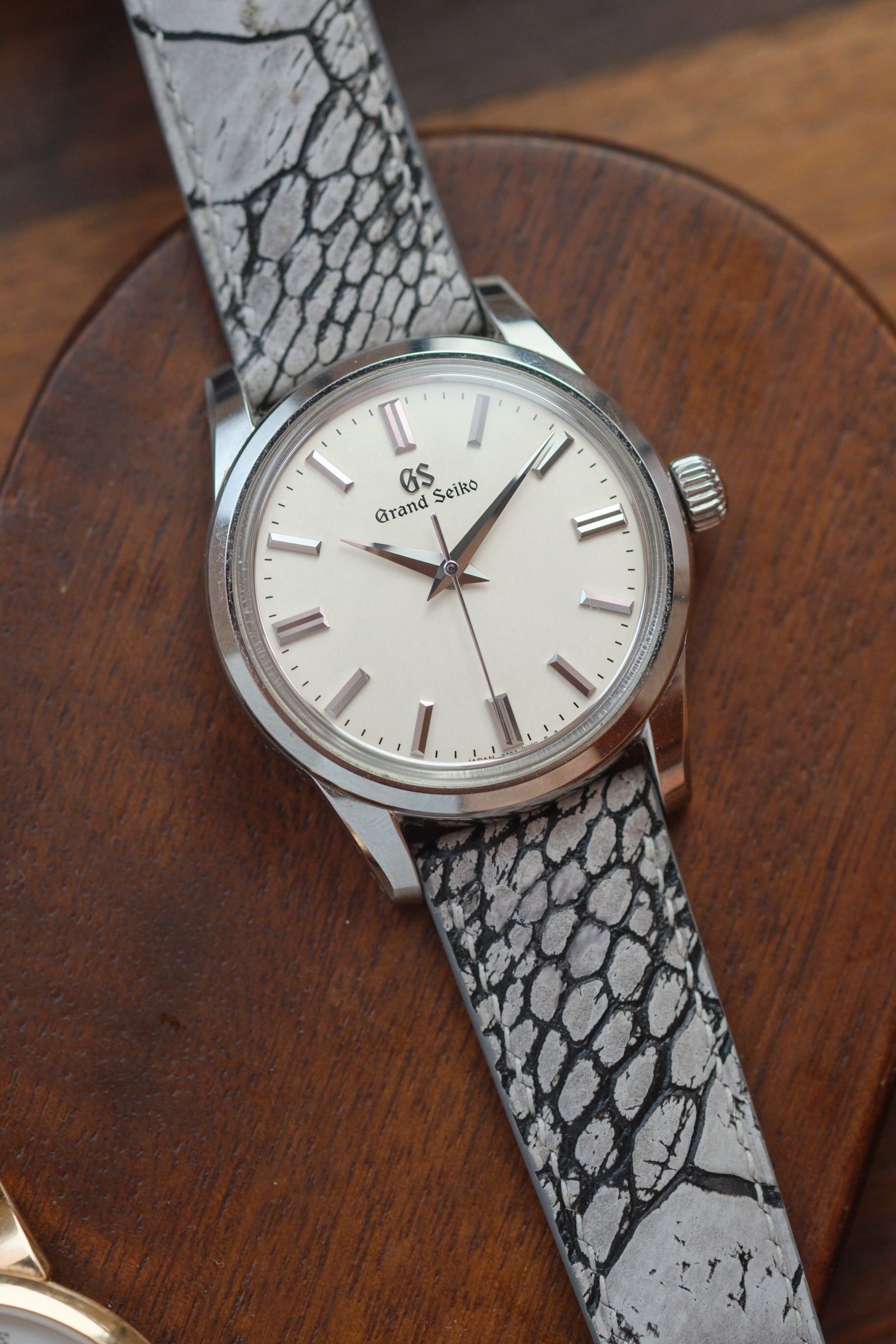 [NEW] Grey & Black Nubuck Ostrich Leg (Padded) Leather Strap