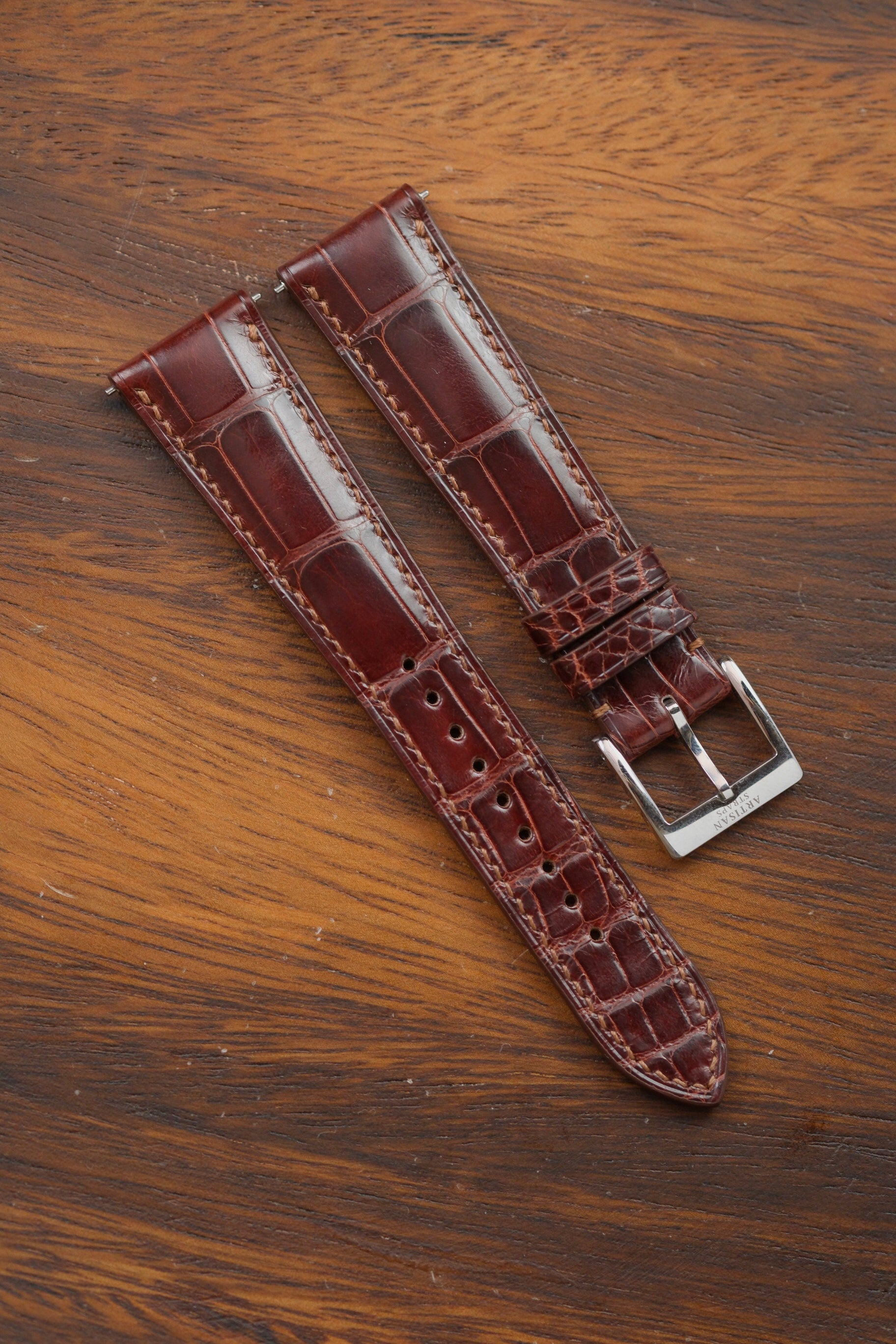 Correa de piel de cocodrilo esmaltada en color marrón castaño (acolchada)