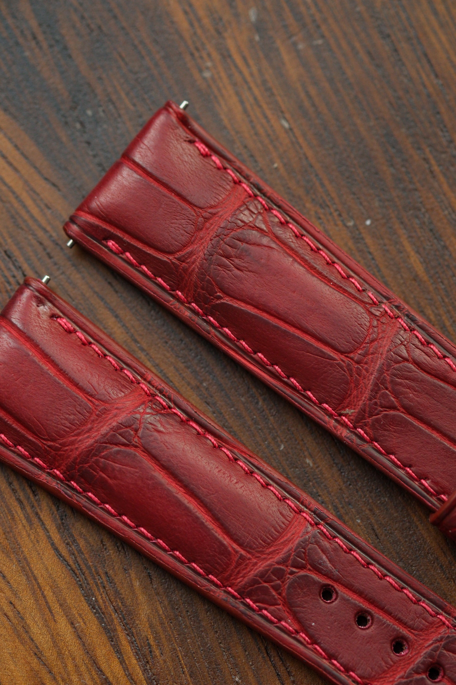 Correa de piel de caimán roja antigua 