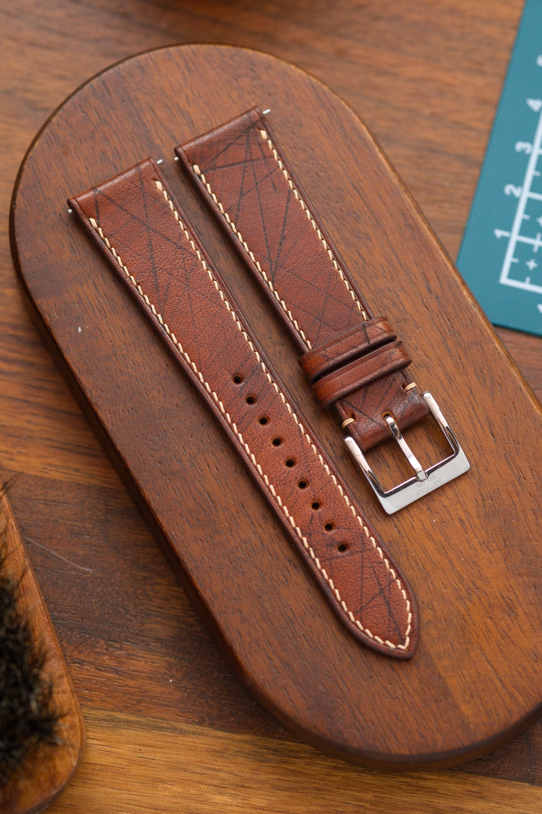棕色 Ecbatana 手工雕刻小牛皮表带