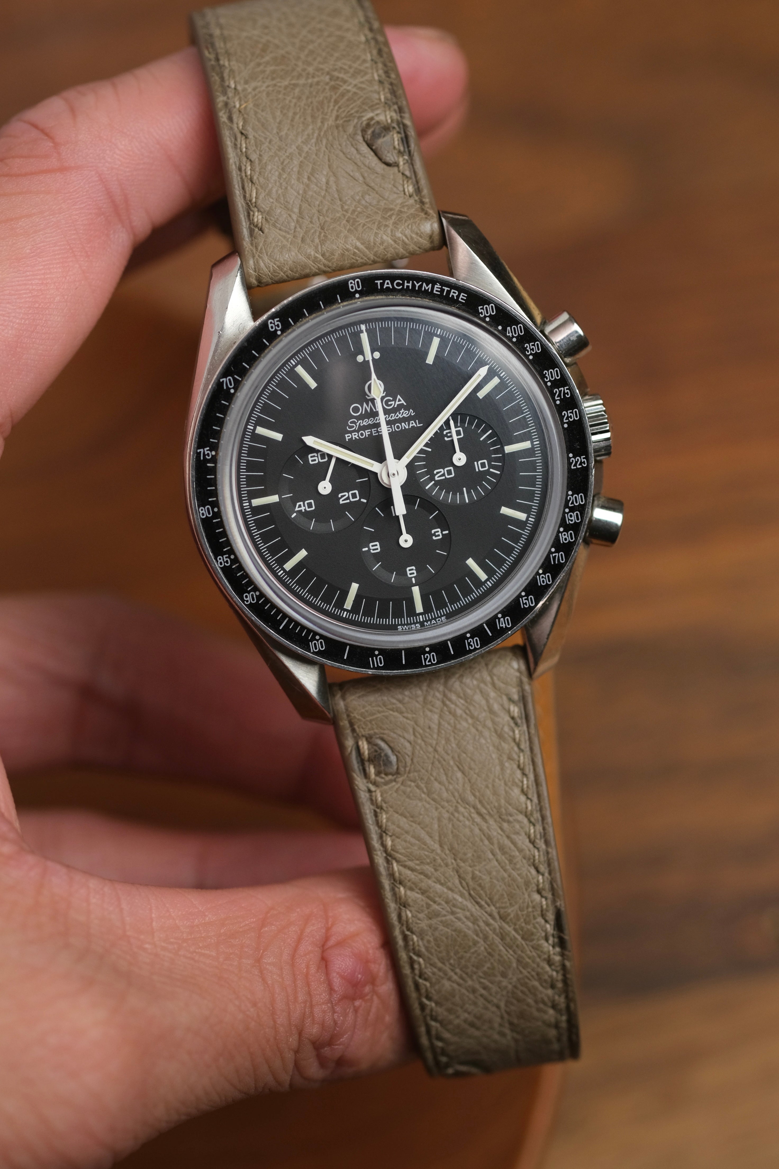 Correa de piel de avestruz color topo